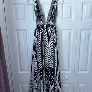 FARM Rio Black & White V-Neck Printed Maxi Dress